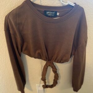 Cropped hoodie with cut out